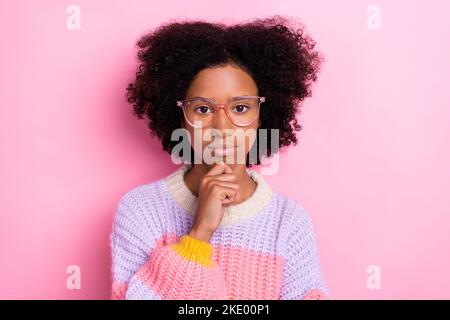 Portrait photo de beau chevelure adolescente fille toucher le menton pensant à son avenir vous regardant sérieusement visage isolé sur fond rose couleur Banque D'Images