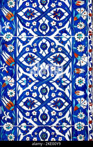 Ancien carrelage ottoman fait à la main à motifs floraux. Banque D'Images