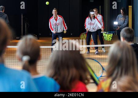 Rijeka, Croatie. 09th novembre 2022. Petra Martic et Petra Marcinko de Croatie pendant la Journée des enfants avant le match de la coupe du Roi Billie Jean entre la Croatie et l'Allemagne, sur 9 novembre 2022 à Rijeka, Croatie. Photo: Nel Pavletic/PIXSELL Credit: Pixsell photo & Video Agency/Alay Live News Banque D'Images