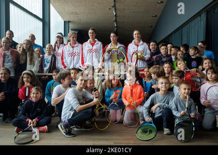 Rijeka, Croatie. 09th novembre 2022. Petra Marcinko, Tara Wurth, Petra Martic, Ana Konjuh et Donna Vekic de Croatie posent avec des enfants pendant la Journée des enfants avant le match de la coupe du Roi Jean Billie entre la Croatie et l'Allemagne, sur 9 novembre 2022 à Rijeka, Croatie. Photo: Nel Pavletic/PIXSELL Credit: Pixsell photo & Video Agency/Alay Live News Banque D'Images