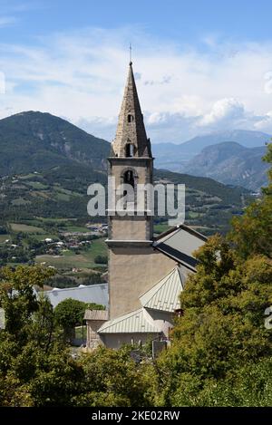 Église ou Église de Saint-Vincent (c Bal) Village de Saint-Vincent-les-forts et vue sur la Vallée de l'Ubaye Alpes-de-haute-Provence Provence Provence Provence France Banque D'Images