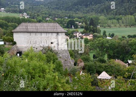 Bastion des Pénitents c18th avec toit de bardeaux en bois et Arrowslits partie des fortifications de Seyne-les-Alpes Alpes-de-haute-Provence France Banque D'Images