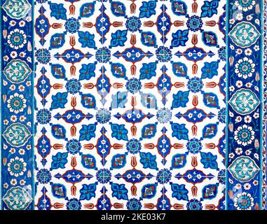 Anciens carreaux turcs ottomans fabriqués à la main avec des motifs floraux de la mosquée Rustem Pasha à Istanbul, Turquie. Banque D'Images