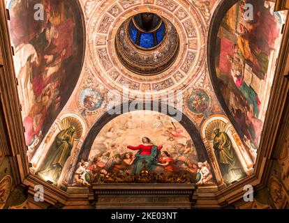 PARIS, FRANCE, le 20 OCTOBRE 2022 : intérieurs caractéristiques architecturales de l'église Saint nicolas du chardonnet, à Paris, France Banque D'Images