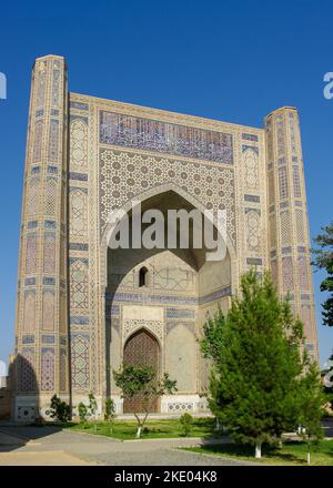 Belle décoration de carreaux bleus sur la façade de la porte monumentale de l'ancienne mosquée Bibi Khanum ou Bibi Khanym à Samarkand, classée au patrimoine mondial de l'UNESCO Banque D'Images