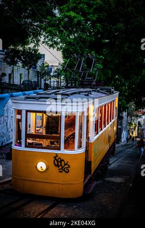 Une photo verticale du célèbre tramway de la vieille ville de Lisbonne dans la rue du Portugal Banque D'Images