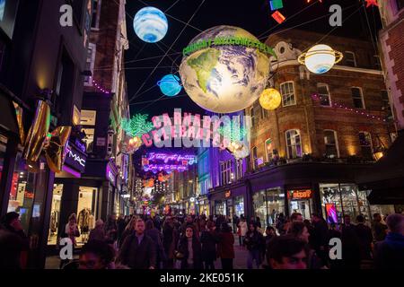 L'installation de Christmas Lights de Carnaby Street 'Carnaby Celebores' est activée à Soho, Londres, le 8th novembre 2022, le célèbre 25 ans de l'exposition saisonnière. Banque D'Images