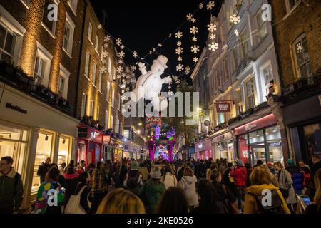 L'installation de Christmas Lights de Carnaby Street 'Carnaby Celebores' est activée à Soho, Londres, le 8th novembre 2022, le célèbre 25 ans de l'exposition saisonnière. Banque D'Images