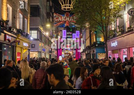 L'installation de Christmas Lights de Carnaby Street 'Carnaby Celebores' est activée à Soho, Londres, le 8th novembre 2022, le célèbre 25 ans de l'exposition saisonnière. Banque D'Images