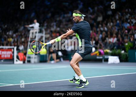 Rafael 'Rafa' Nadal, d'Espagne, a fait un coup de main lors des Rolex Paris Masters, ATP Masters 1000 tennis Tournament, sur 2 novembre 2022 à l'Accor Arena de Banque D'Images