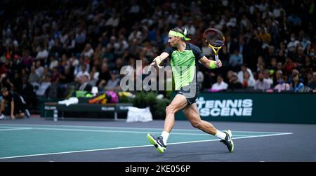 Rafael 'Rafa' Nadal, d'Espagne, a fait un coup de main lors des Rolex Paris Masters, ATP Masters 1000 tennis Tournament, sur 2 novembre 2022 à l'Accor Arena de Banque D'Images