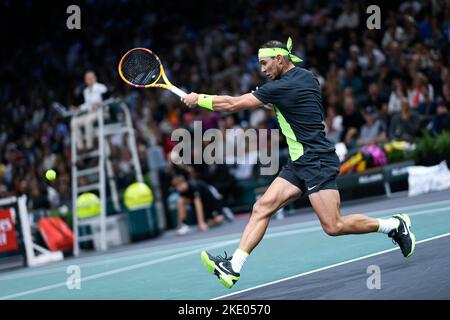 Rafael 'Rafa' Nadal, d'Espagne, a fait un coup de main lors des Rolex Paris Masters, ATP Masters 1000 tennis Tournament, sur 2 novembre 2022 à l'Accor Arena de Banque D'Images