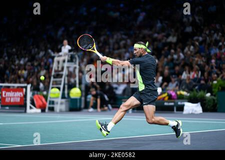 Rafael 'Rafa' Nadal, d'Espagne, a fait un coup de main lors des Rolex Paris Masters, ATP Masters 1000 tennis Tournament, sur 2 novembre 2022 à l'Accor Arena de Banque D'Images