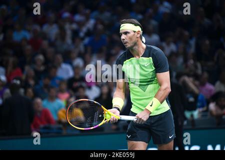 Rafael 'Rafa' Nadal d'Espagne sert (service, service) pendant le Rolex Paris Masters, ATP Masters 1000 tennis Tournament, sur 2 novembre 2022 chez Accor Banque D'Images