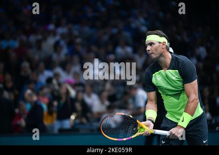 Rafael 'Rafa' Nadal d'Espagne sert (service, service) pendant le Rolex Paris Masters, ATP Masters 1000 tennis Tournament, sur 2 novembre 2022 chez Accor Banque D'Images