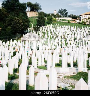 Sarajevo, Bosnie-Herzégovine. 10 août 2018. Certaines personnes visitent le cimetière des victimes du siège dans le centre-ville Banque D'Images