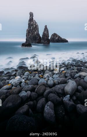 Un cliché vertical d'une formation rocheuse Ilheus da Rib à Madère avec une côte rocheuse Banque D'Images