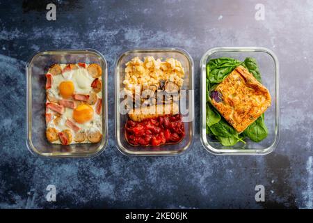 Vue de dessus des différents plats dans des bols en verre Banque D'Images