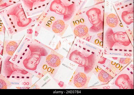 Gros plan sur une centaine de billets de banque chinois en yuans Banque D'Images