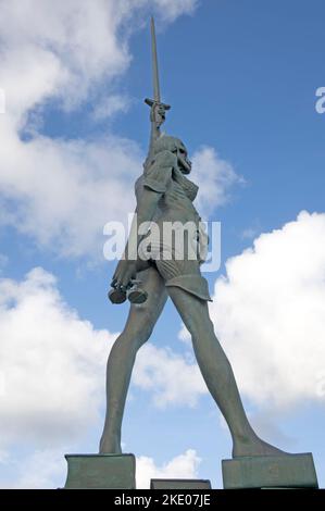 Une sculpture en acier inoxydable et en bronze de 66 pieds, nommée Verity, créée par le célèbre artiste Damien Hirst, se dresse sur la jetée à l'entrée du harb Banque D'Images