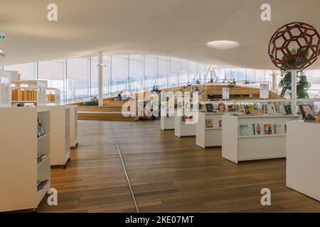 Helsinki, Finlande - 22 août 2022 : Bibliothèque centrale d'Helsinki Oodi. Lieu de réunion avec gamme de services dans un design moderne en centre-ville. Bâtiment intérieur avec fenêtres en verre Banque D'Images