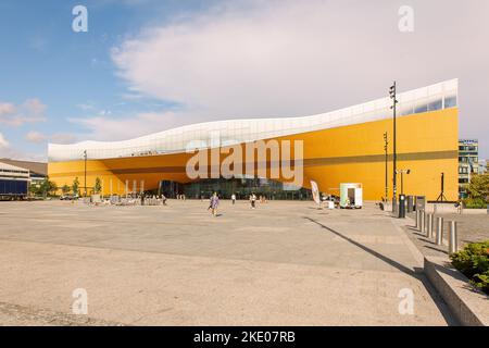 Helsinki, Finlande - 22 août 2022 : Bibliothèque centrale d'Helsinki Oodi avec toit circulaire en bois et fenêtres en verre. Lieu de rencontre avec gamme de services dans un design moderne à la place Kansalaistori. Banque D'Images