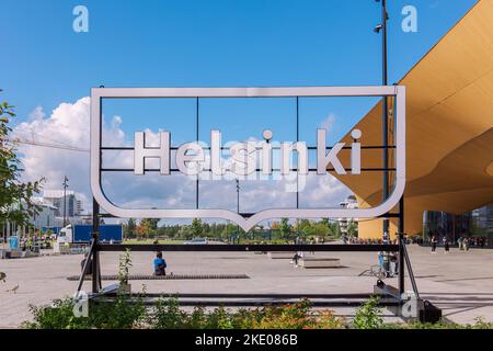 Helsinki, Finlande - 22 août 2022 : Bibliothèque centrale d'Helsinki Oodi avec toit circulaire en bois et fenêtres en verre. Lieu de rencontre avec gamme de services dans un design moderne à la place Kansalaistori. Banque D'Images