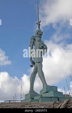 Une sculpture en acier inoxydable et en bronze de 66 pieds, nommée Verity, créée par le célèbre artiste Damien Hirst, se dresse sur la jetée à l'entrée du harb Banque D'Images