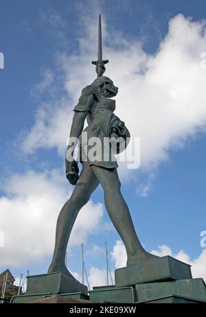 Une sculpture en acier inoxydable et en bronze de 66 pieds, nommée Verity, créée par le célèbre artiste Damien Hirst, se dresse sur la jetée à l'entrée du harb Banque D'Images