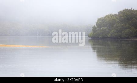 Brouillard et brume sur la crique de Pattiga près de la rivière Hawkesbury et de Pattiga sur la côte centrale de Nouvelle-Galles du Sud en Australie Banque D'Images