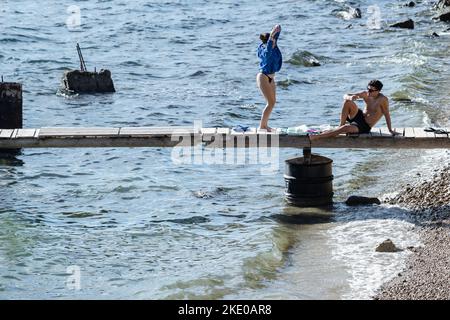 Les jeunes couples sont vus pendant le bain de soleil en raison d'un temps anormalement chaud à la plage de Zadar, Croatie sur 9 novembre 2022. Photo: Sime Zelic/PIXSELL Banque D'Images