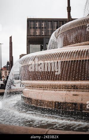 Une photo verticale de la fontaine en face du mémorial de Jan Palach et de Jan Zajic Banque D'Images