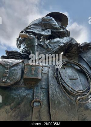 Une photo sous-angle de la statue de Cowboy dans le parc Pioneer Banque D'Images