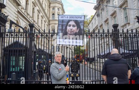 Londres, Royaume-Uni. 9th novembre 2022. Un manifestant détient une plaque réclamant le retrait de la secrétaire à l'intérieur Suella Braverman à l'extérieur de Downing Street, alors que Rishi Sunak était confronté aux questions du premier ministre. Credit: Vuk Valcic/Alamy Live News Banque D'Images