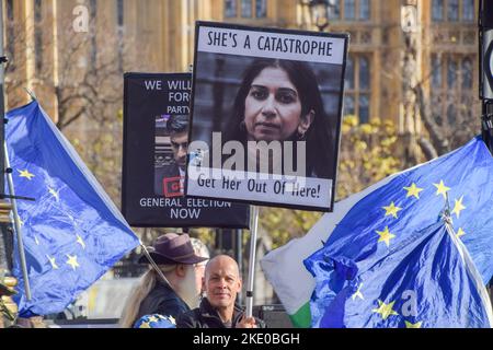 Londres, Royaume-Uni. 9th novembre 2022. Un manifestant tient un écriteau appelant à la révocation de la secrétaire à l'intérieur Suella Braverman à l'extérieur du Parlement, alors que Rishi Sunak était confronté aux questions du premier ministre. Credit: Vuk Valcic/Alamy Live News Banque D'Images