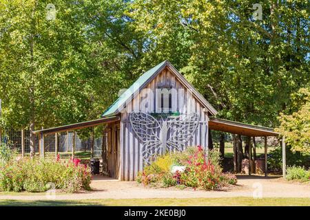 Arkansas, OCT 2 2022 - vue extérieure ensoleillée sur le jardin botanique des Ozarks Banque D'Images