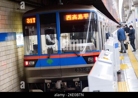 Tokyo, Japon. 9th novembre 2022. Métro a Toei ligne Mita (éƒ½å- öåœ°ä¸ ‰„ä¸‰ç”°ç·š) transport en commun train de banlieue embarquement à la gare Otemachi (¤§æ‰  ç”ºé§…). La ville de Chiyoda (åƒä»£ç”°åŒº) est le centre du gouvernement japonais, avec le Palais impérial et la Diète nationale. Le Japon a récemment rouvert ses portes au tourisme après plus de deux ans d'interdiction de voyager en raison de la pandémie COVID-19. Crédit : ZUMA Press, Inc./Alay Live News Banque D'Images