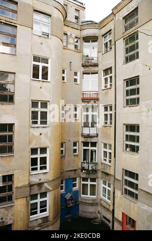 Photo extérieure de l'intérieur de la propriété fermée. Immeuble d'appartements avec petits balcons. Photographie analogique verticale prise à Varsovie Praga. Photo de haute qualité Banque D'Images