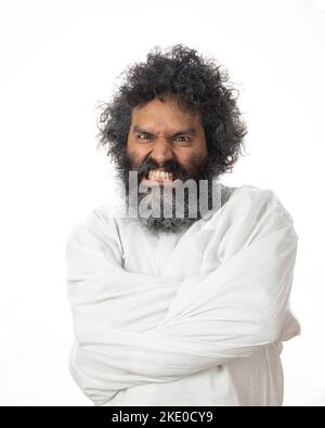 Un cliché vertical d'un psychopathe mâle meulant des dents dans une chemise de terre sur un fond blanc Banque D'Images