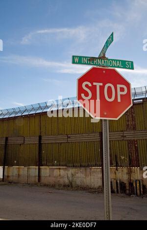 Nogales, Arizona - Une section de la barrière frontalière sur International Street qui sépare les États-Unis du Mexique. © Jim West Banque D'Images