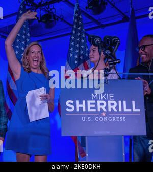 MONTCLAIR, N.J. – 8 novembre 2022: Le député Mikie Sherrill (D-NJ) s'adresse à ses partisans le soir des élections 2022. Banque D'Images