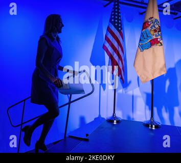 MONTCLAIR, N.J. – 8 novembre 2022: Le député Mikie Sherrill (D-NJ) prend la scène pour s'adresse aux partisans le soir des élections 2022. Banque D'Images