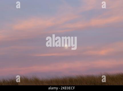 Pleine lune au coucher du soleil à Amagansett, NY Banque D'Images