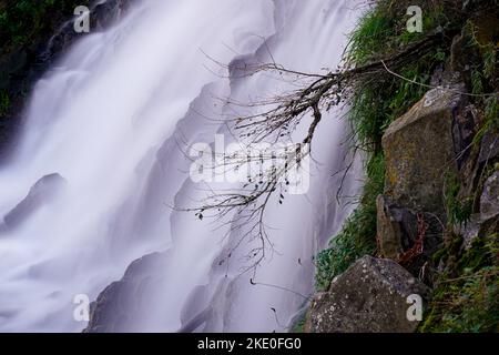 l'eau tombe en chute d'eau avec une grande force. effet soie Banque D'Images