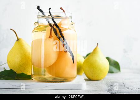 Compote de poire en conserve avec vanilline. Compote de poires. Délicieux compote de poires maison en boîte dans des pots en verre à la maison sur fond clair. Plats faits maison. SP Banque D'Images