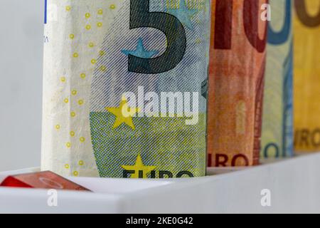 Image symbole des coûts de l'électricité : billets en euros dans une prise multiple Banque D'Images