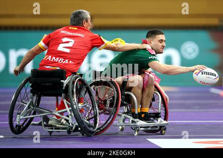 Le Cory Cannane d'Australie (à droite) est affronté par le père espagnol Raphaël Mondedero lors du match de rugby en fauteuil roulant du groupe De coupe du monde A à la Copper Box Arena de Londres. Date de la photo: Mercredi 9 novembre 2022. Banque D'Images