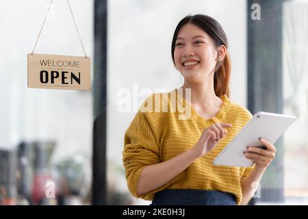 Portrait de la mise en route propriétaire réussi de petite entreprise dans le café. PME entrepreneur vendeur concept d'affaires Banque D'Images