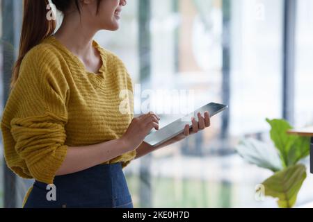 Portrait de la mise en route propriétaire réussi de petite entreprise dans le café. PME entrepreneur vendeur concept d'affaires Banque D'Images