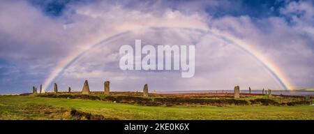 L'image est des pierres sur pied néolithique de 5000 ans connues sous le nom d'anneau de Brodgar près de Stenness sur l'île principale d'Orkney en Écosse Banque D'Images